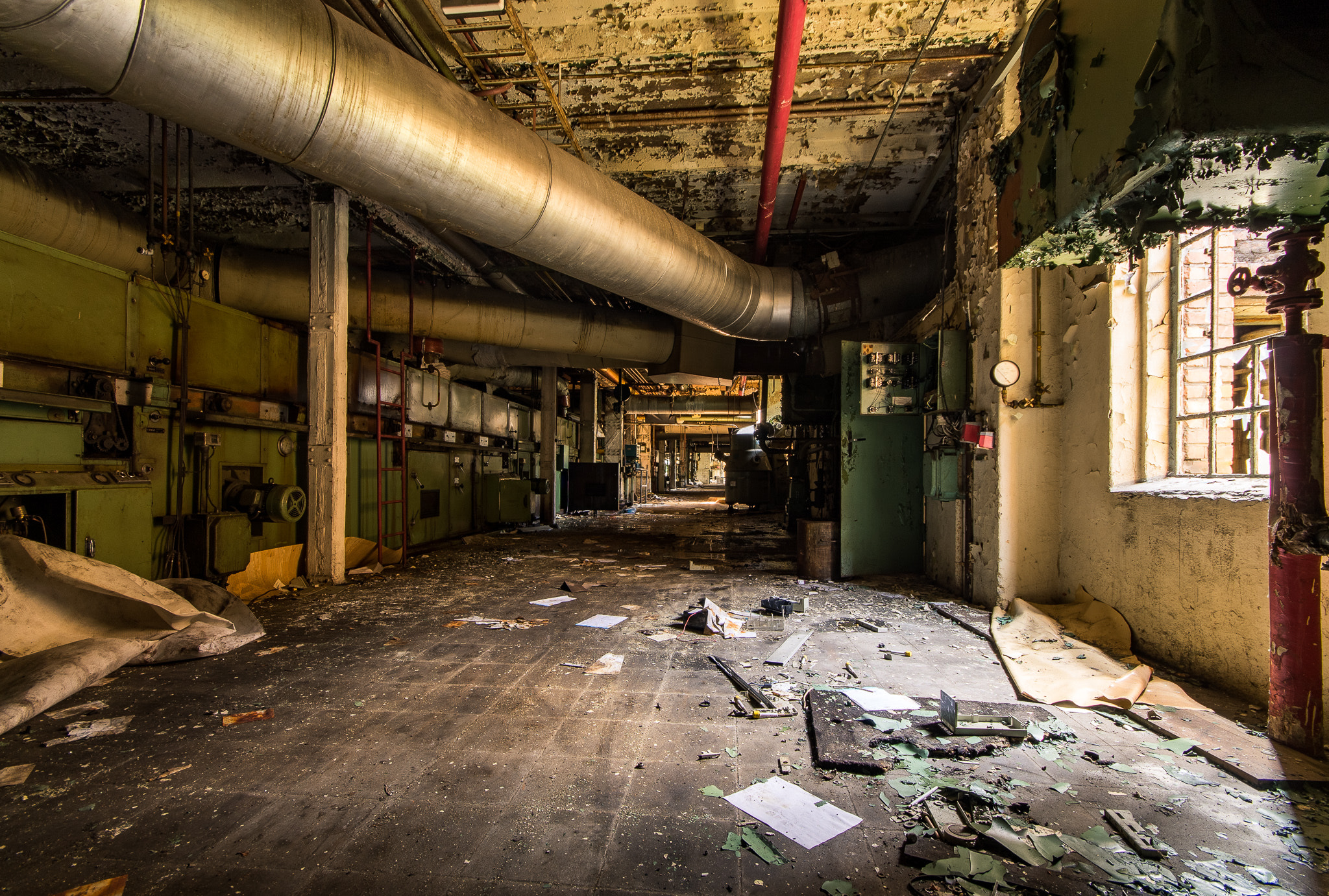 Canon EOS 1100D (EOS Rebel T3 / EOS Kiss X50) + Sigma 10-20mm F4-5.6 EX DC HSM sample photo. Abandoned factory "floor covering" photography