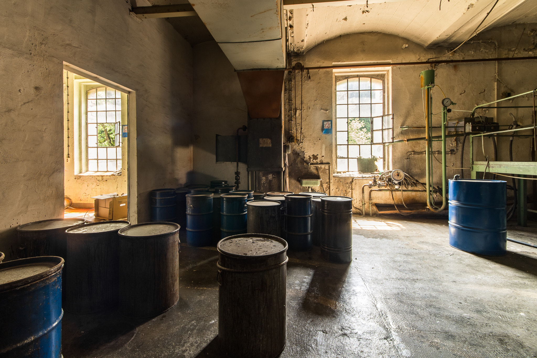 Canon EOS 1100D (EOS Rebel T3 / EOS Kiss X50) + Sigma 10-20mm F4-5.6 EX DC HSM sample photo. Abandoned factory "floor covering" photography
