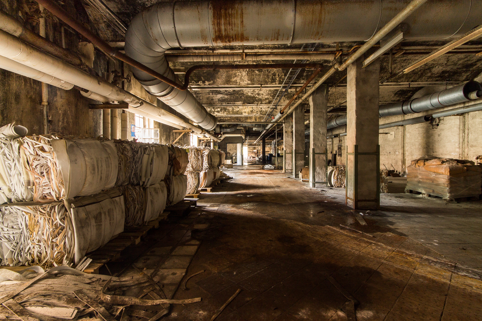Canon EOS 1100D (EOS Rebel T3 / EOS Kiss X50) + Sigma 10-20mm F4-5.6 EX DC HSM sample photo. Abandoned factory "floor covering" photography
