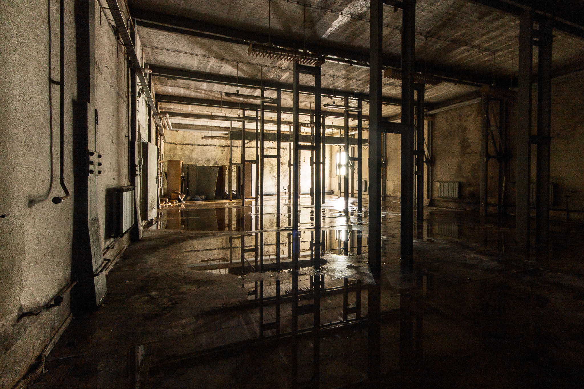Canon EOS 1100D (EOS Rebel T3 / EOS Kiss X50) + Sigma 10-20mm F4-5.6 EX DC HSM sample photo. Abandoned factory "floor covering" photography