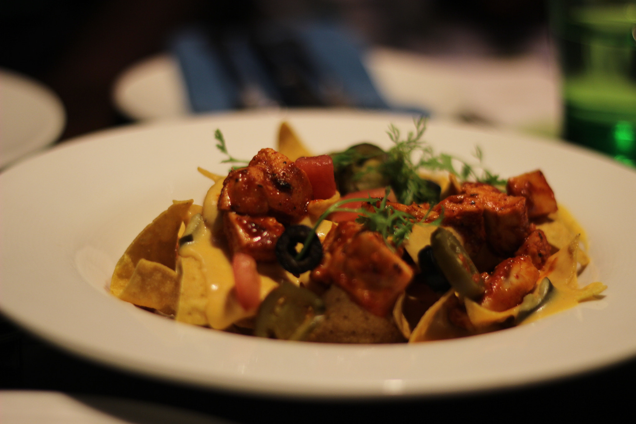 Canon EOS 600D (Rebel EOS T3i / EOS Kiss X5) + Canon EF 50mm F1.8 II sample photo. Cheese nachos with spicy barbeque chicken  photography