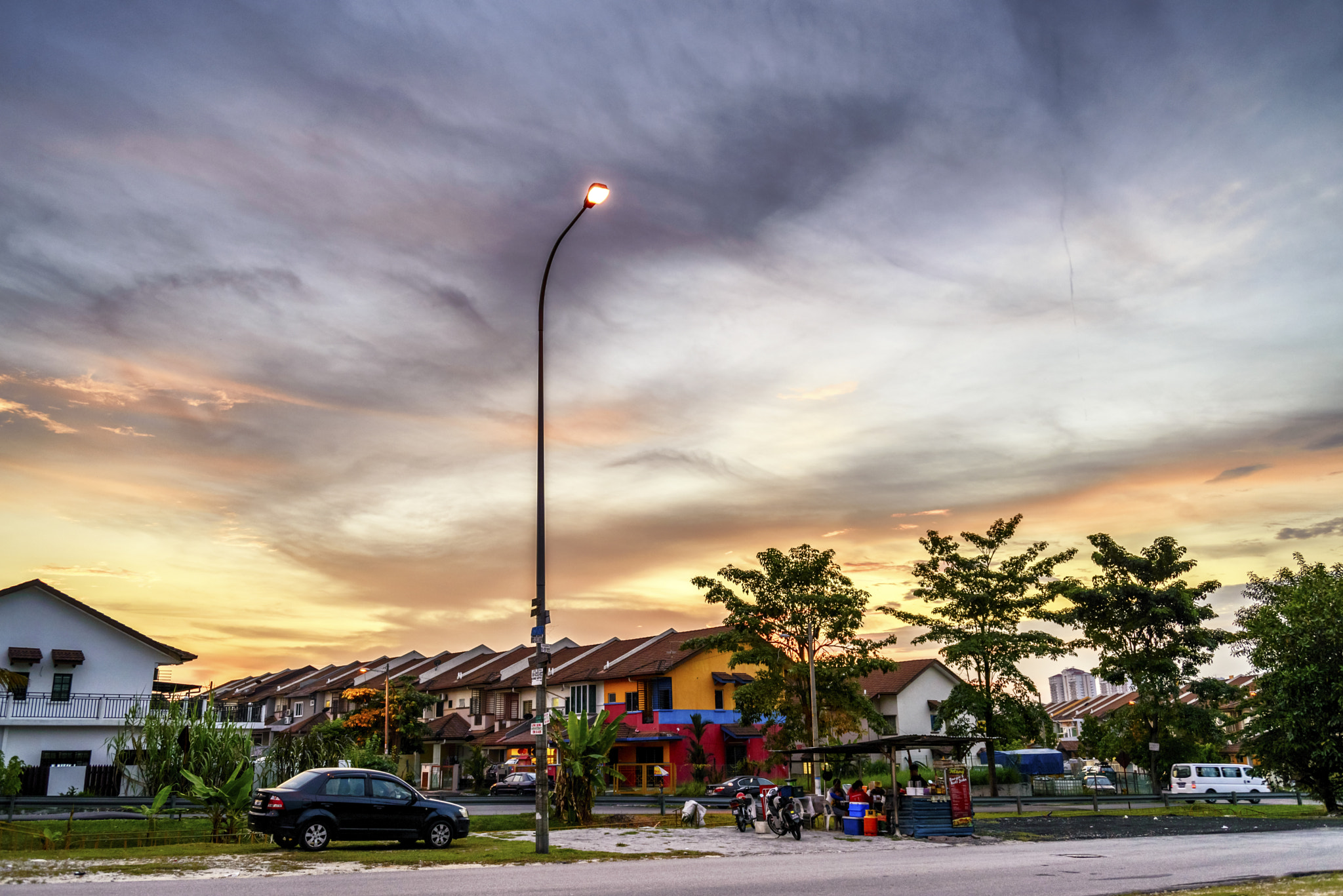 AF Zoom-Nikkor 28-80mm f/3.3-5.6G sample photo. The color of dusk photography
