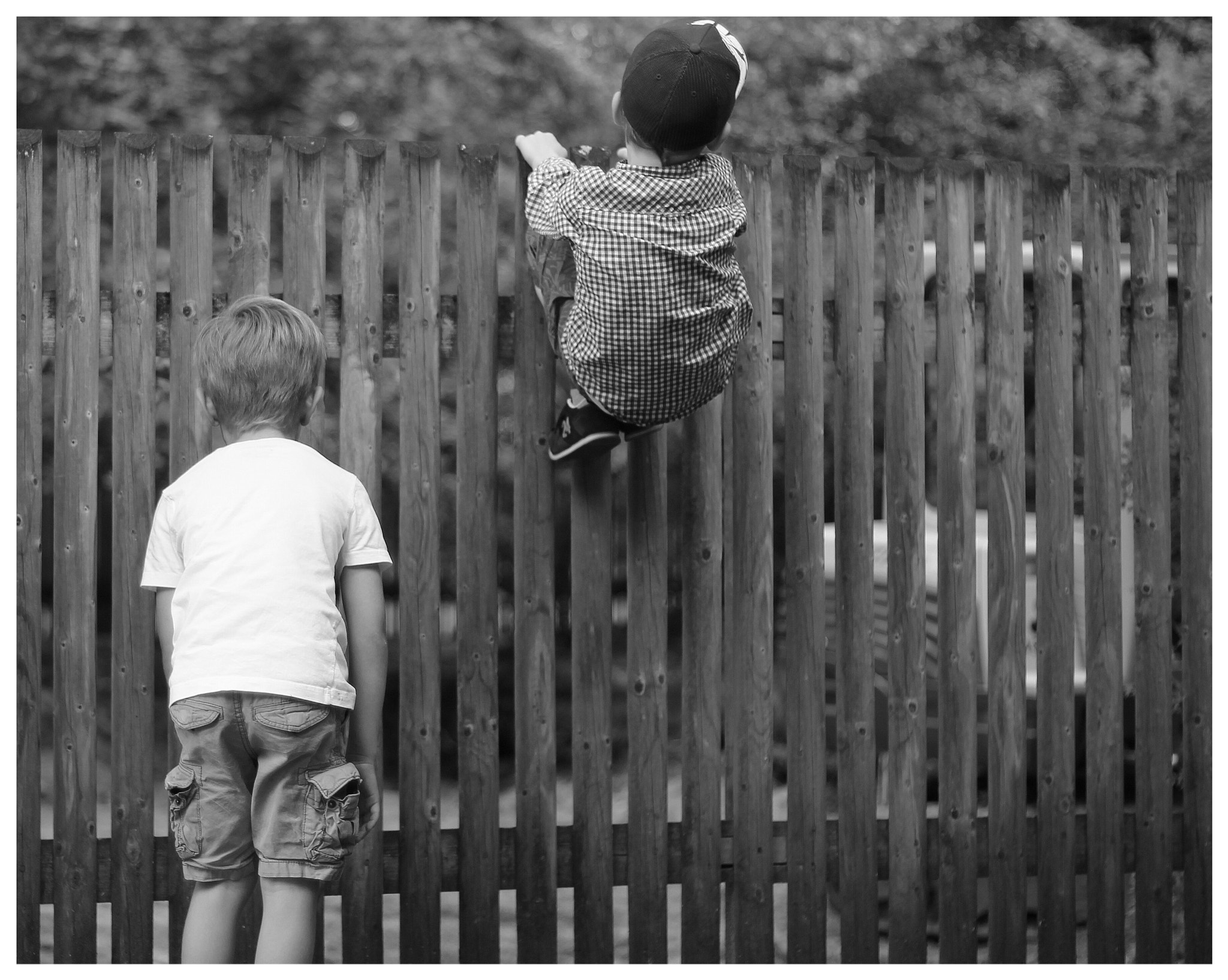 Canon EF 50mm F1.8 STM sample photo. Kids climbing on fence photography