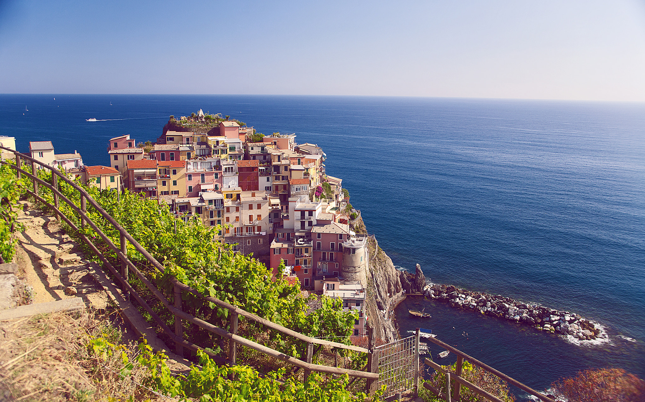 Canon EOS 5D + EF28-70mm f/2.8L USM sample photo. Manarola, the beauty photography