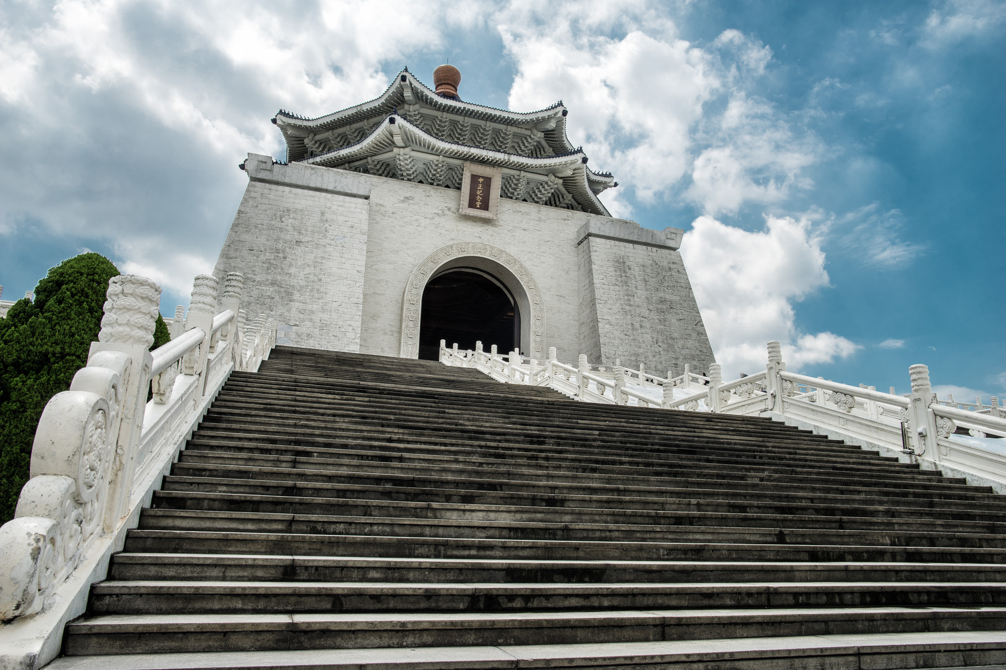 Sony a7 II + Canon EF 24mm F1.4L II USM sample photo. Chiang kai-shek​ memorial photography