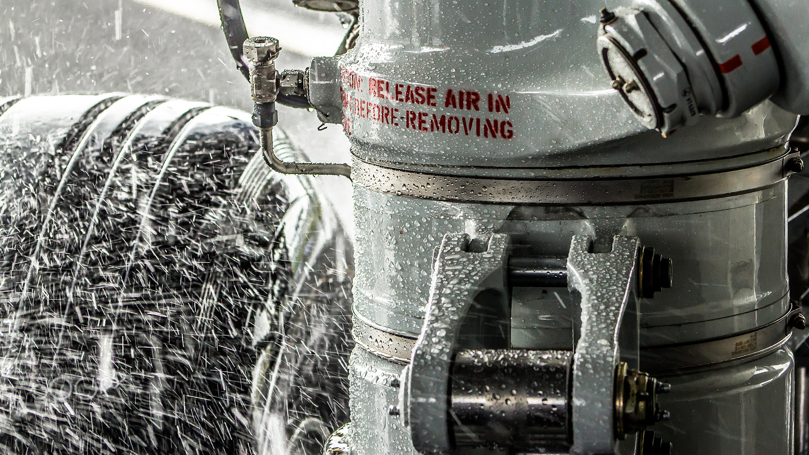 Canon EF 75-300mm f/4-5.6 USM sample photo. The gear of the boeing 747-8f. photography