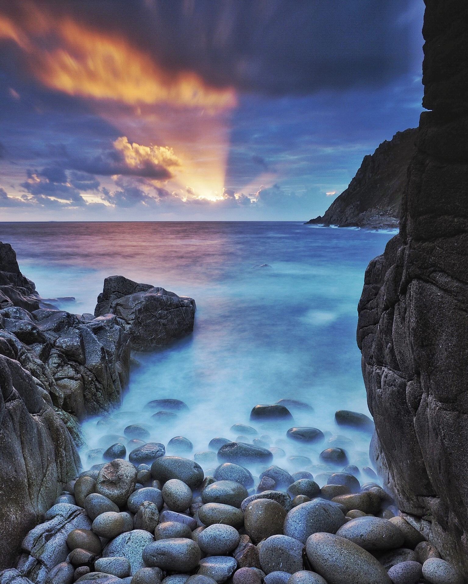 Olympus M.Zuiko Digital ED 12-40mm F2.8 Pro sample photo. A small and almost hidden cove at porth nanven, cornwall. photography