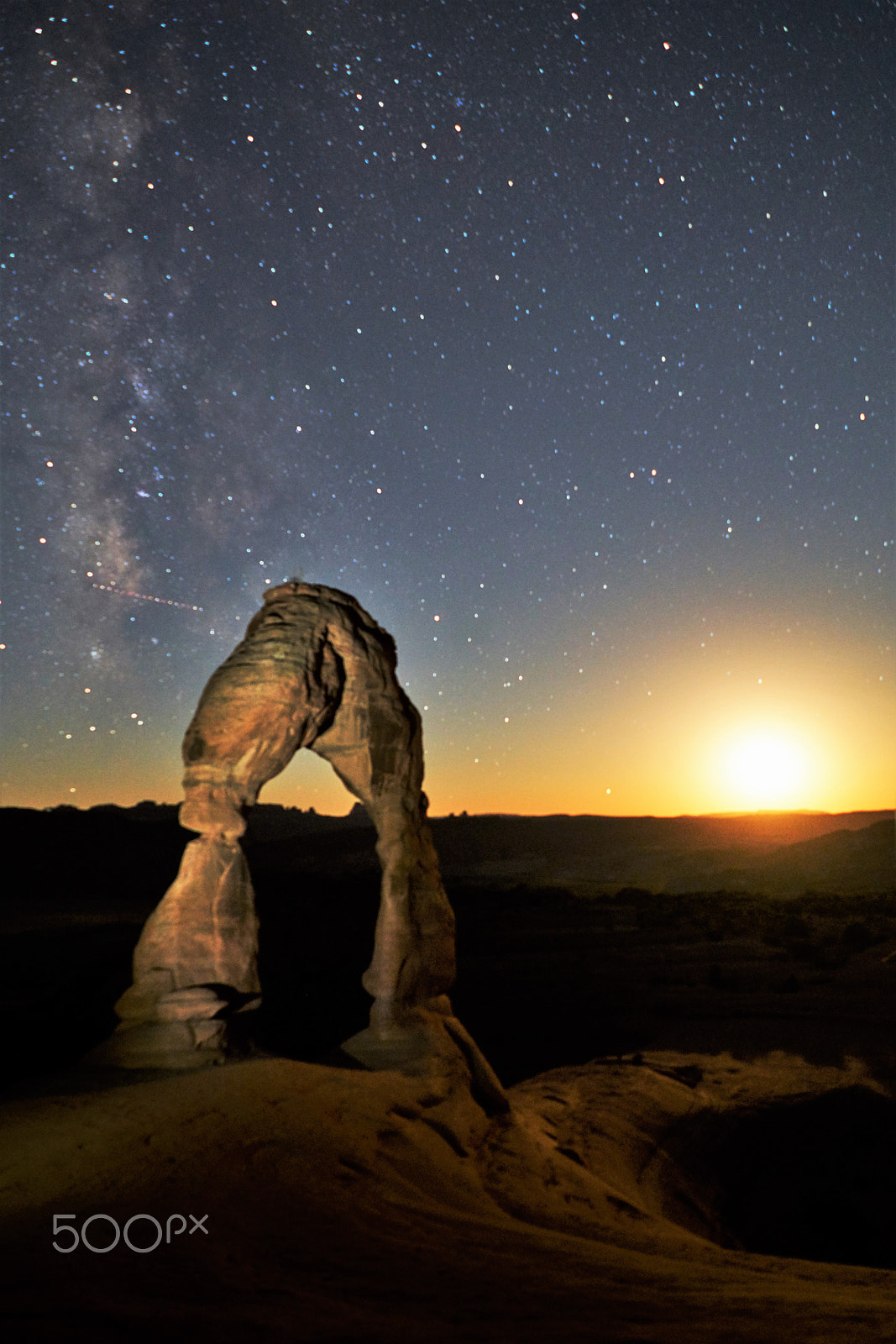 Sony FE 28mm F2 sample photo. Delicate arch moon set photography