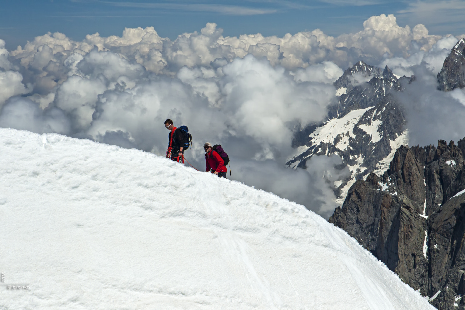 Canon EOS-1D Mark IV sample photo. Los alpes: montañeros llegando a aiguille du midi photography
