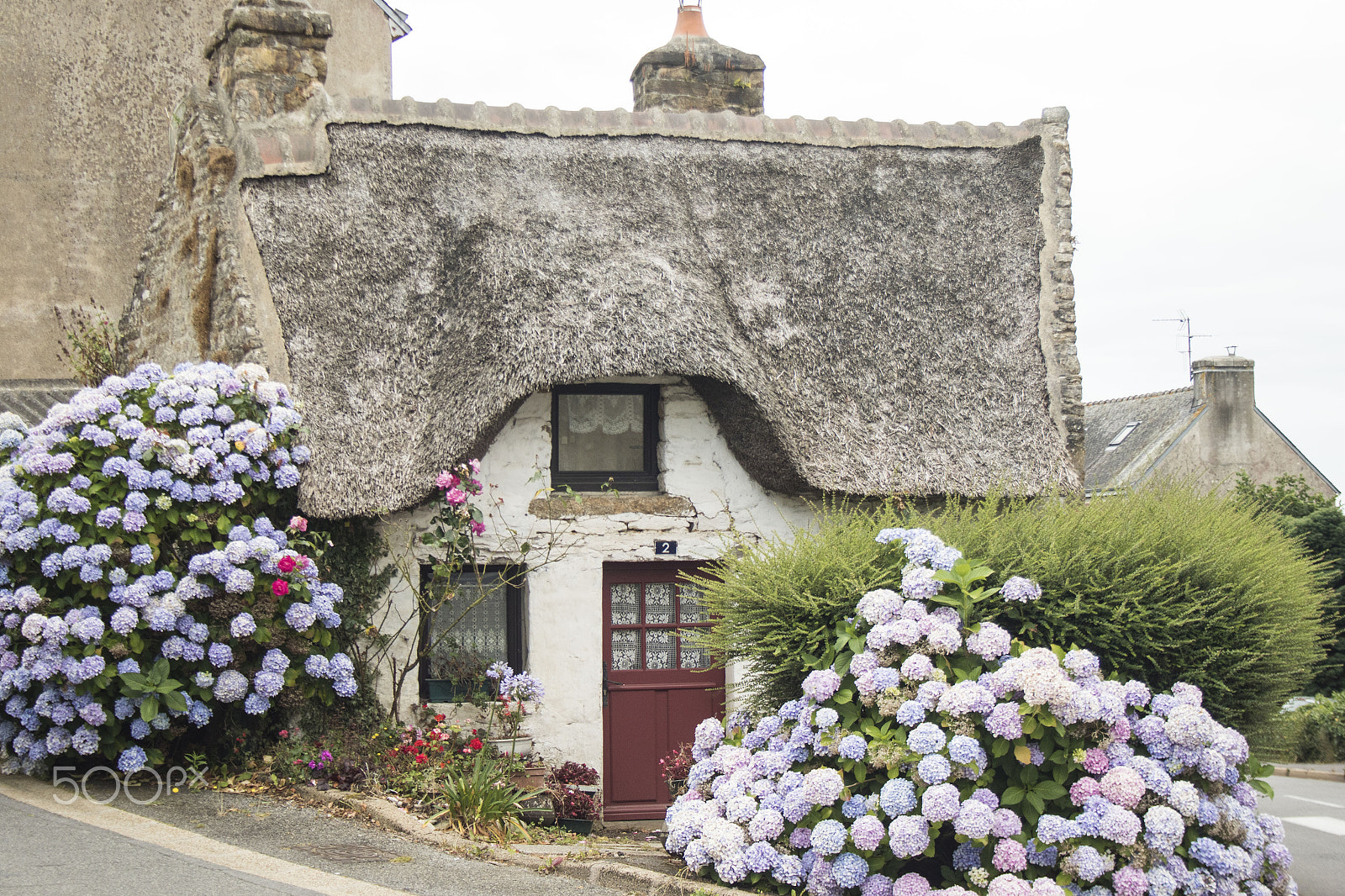 Canon EF-S 18-55mm F3.5-5.6 II sample photo. Charming tiny thatched house in brittany photography