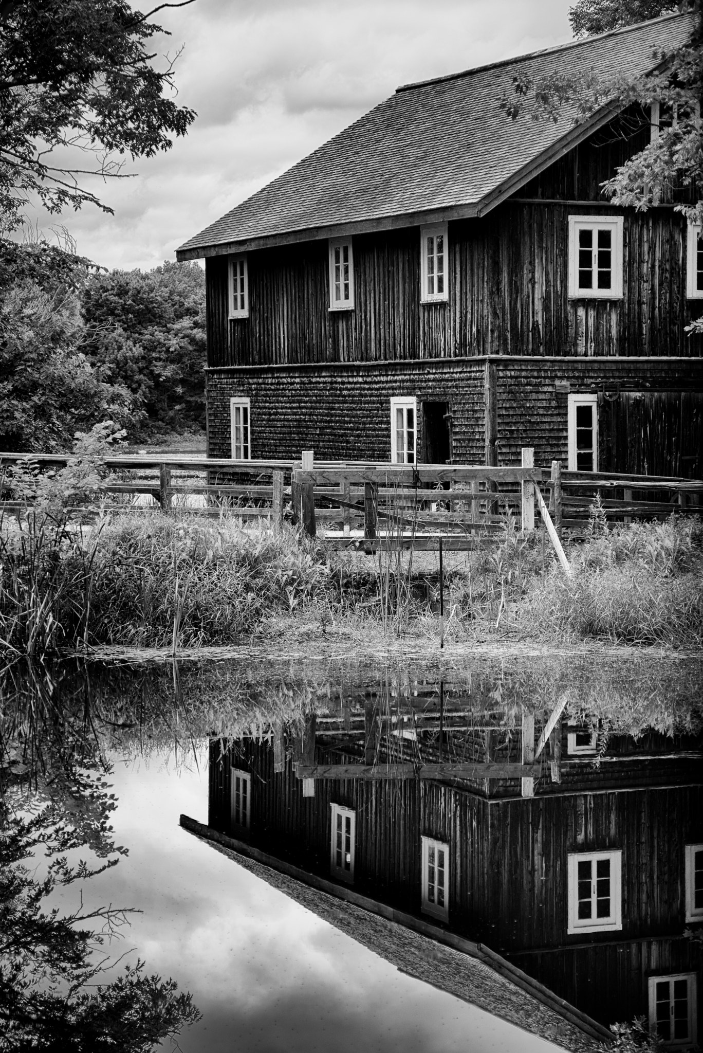 AF Zoom-Nikkor 28-105mm f/3.5-4.5D IF sample photo. Old mill photography