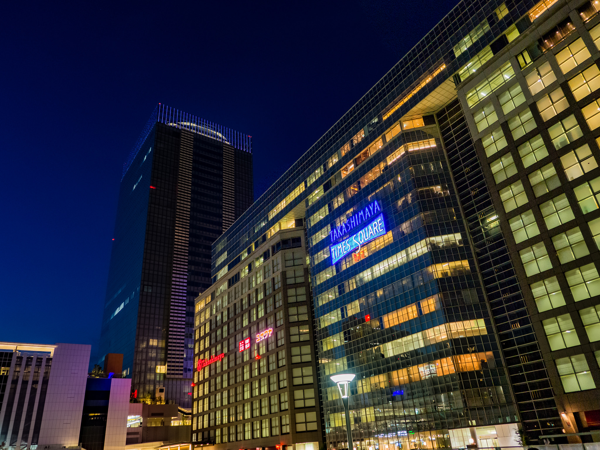 Olympus OM-D E-M10 II + OLYMPUS M.12mm F2.0 sample photo. Shinjuku night sunset photography