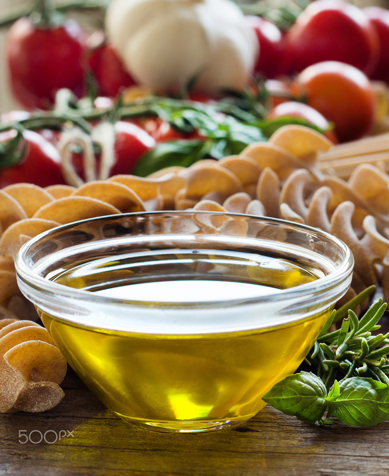 Canon EOS 650D (EOS Rebel T4i / EOS Kiss X6i) + Canon EF 50mm F1.8 II sample photo. Olive oil, pasta, garlic and tomatoes photography