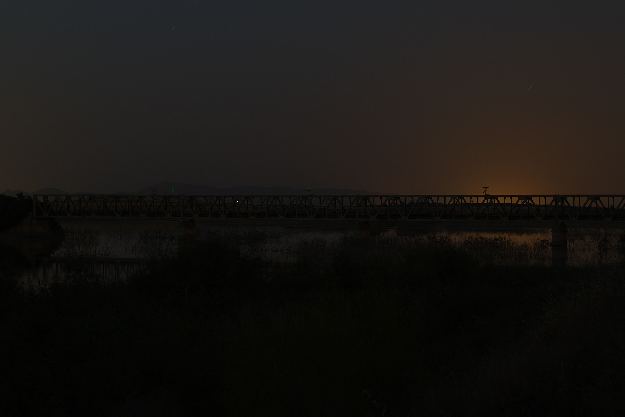 Pentax K-S1 + Pentax smc FA 50mm F1.4 sample photo. Puente tras luz en el horizonte photography