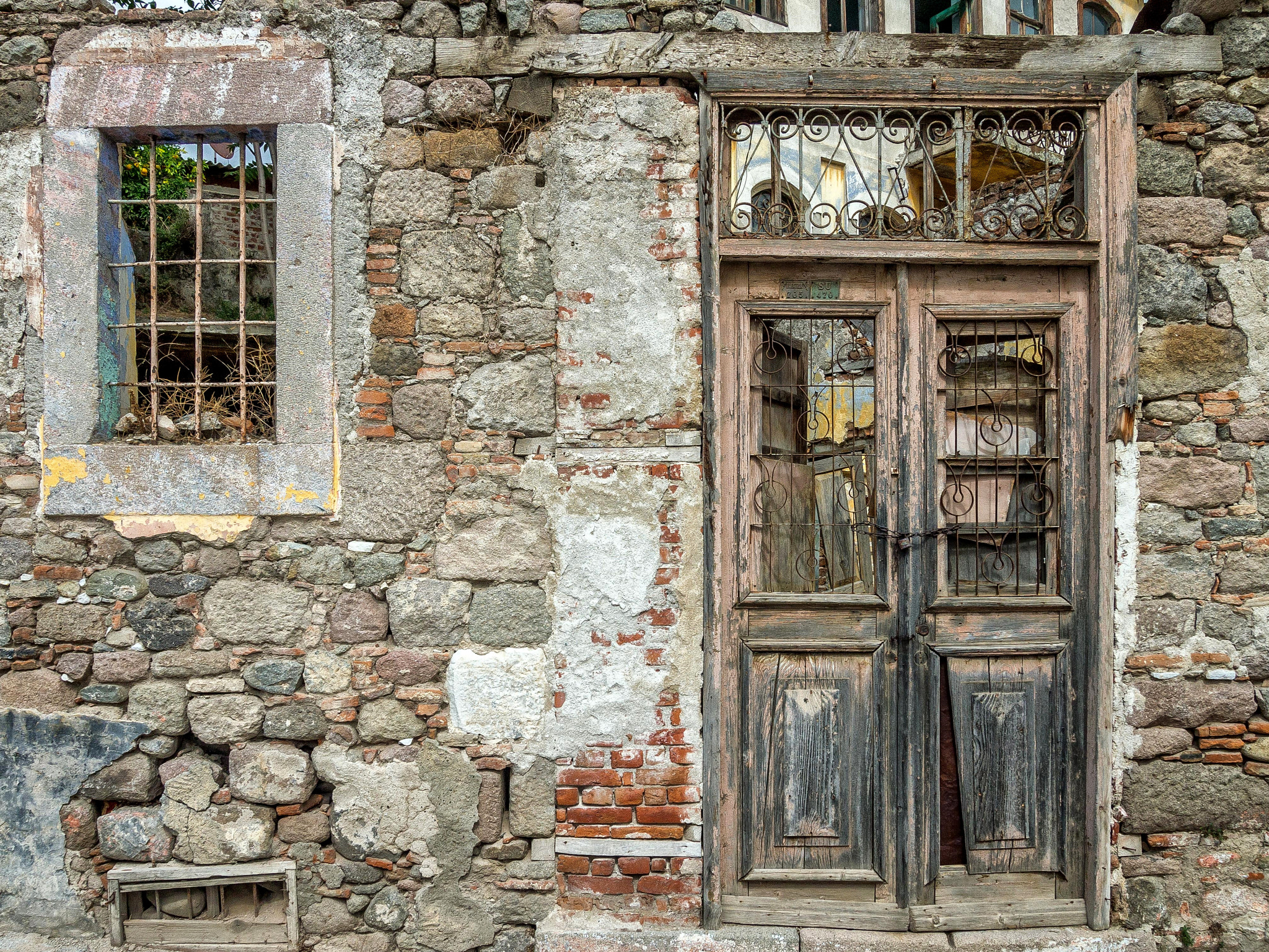 Olympus PEN E-PL3 sample photo. Abandoned ruin door photography