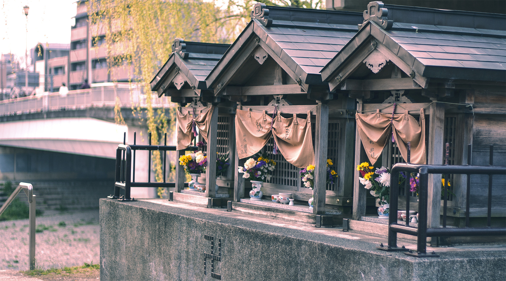 Canon EOS 1000D (EOS Digital Rebel XS / EOS Kiss F) + Canon EF 50mm F1.8 II sample photo. Small street shrines photography