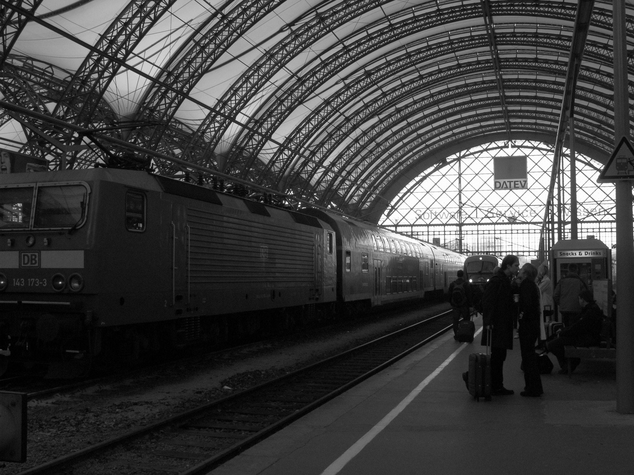 Canon POWERSHOT A650 IS sample photo. Lovers at the train station photography