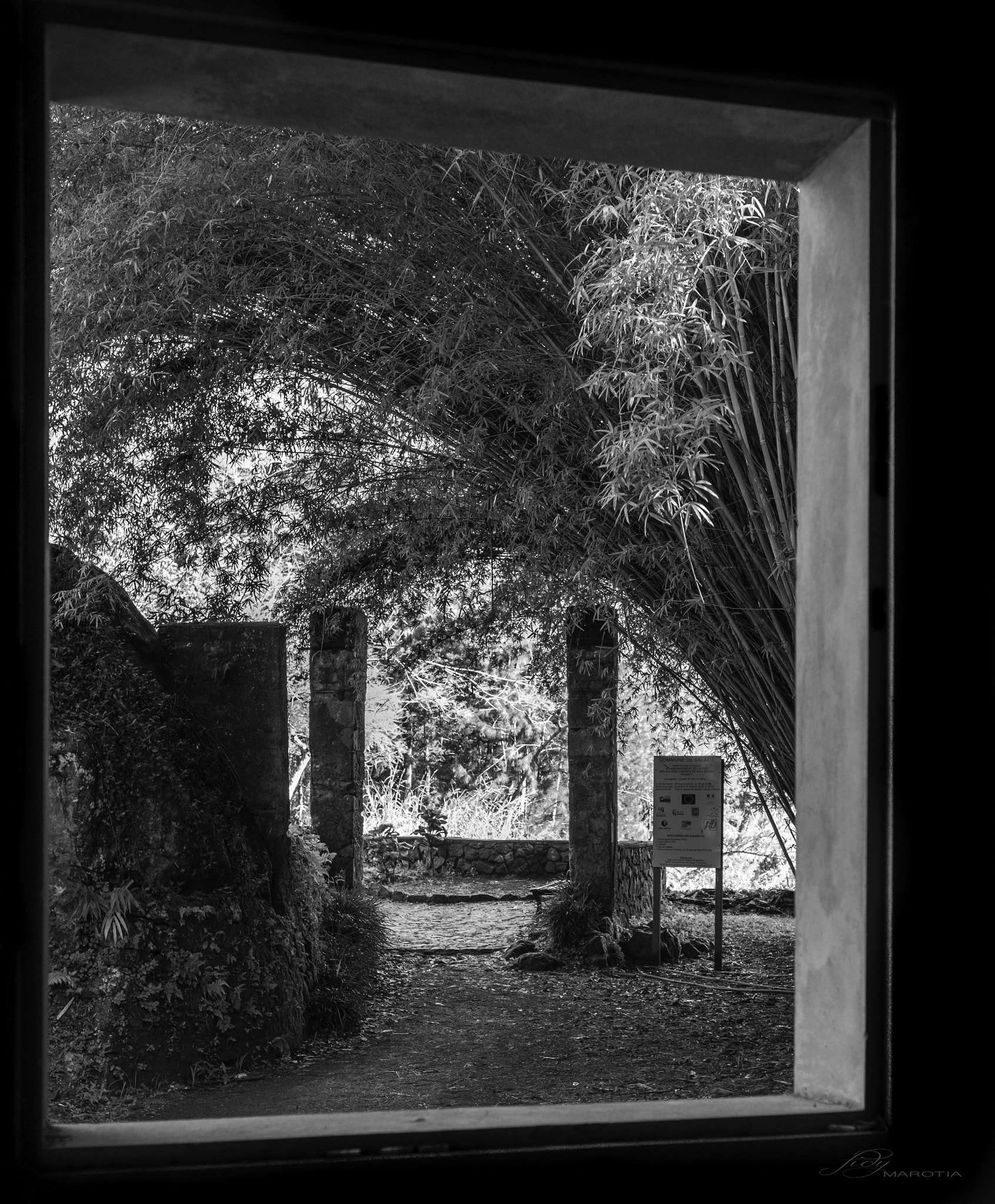 Sony a6300 + 18-35mm F1.8 DC HSM | Art 013 sample photo. Hell bourg - window photography