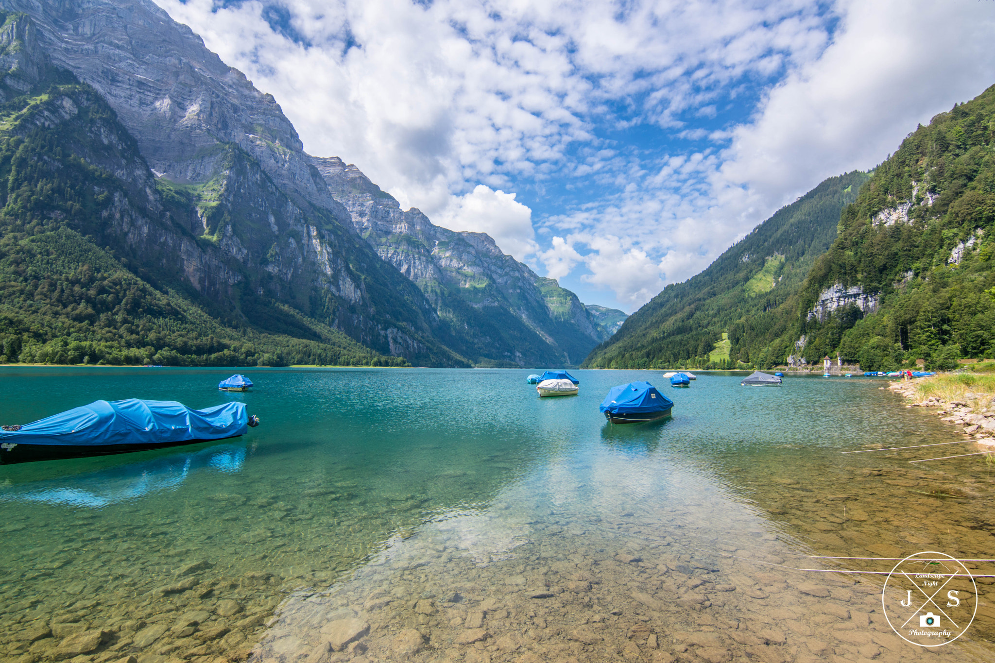 Sony ILCA-77M2 + 20mm F2.8 sample photo. Klöntalersee mit kleinen motorbooten photography