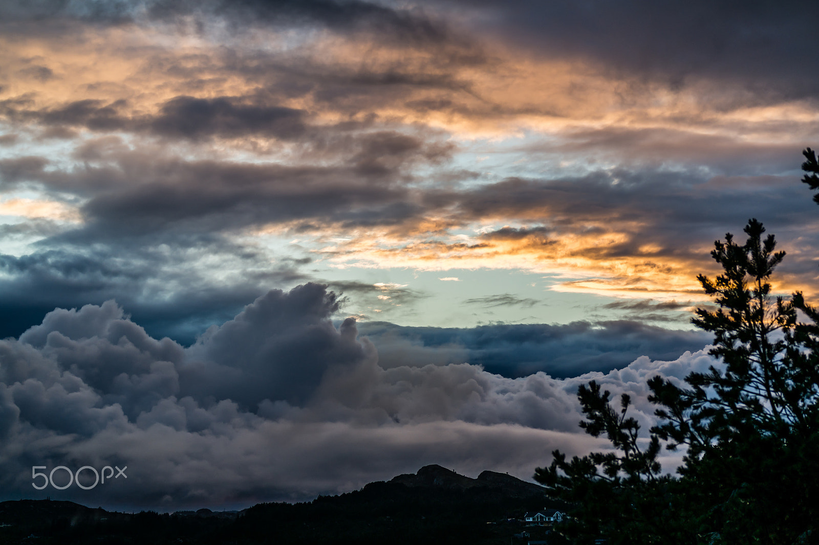 Samsung NX30 + Samsung NX 50-200mm F4-5.6 ED OIS sample photo. Threatening clouds photography