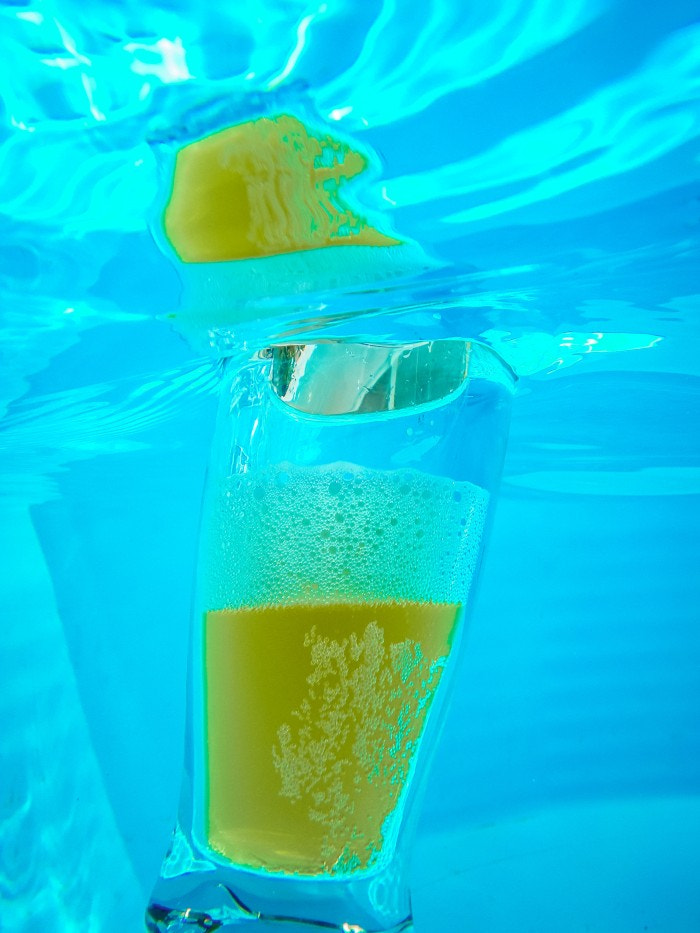 Pentax Optio W60 sample photo. Expérimentation : bière en piscine ;-) photography