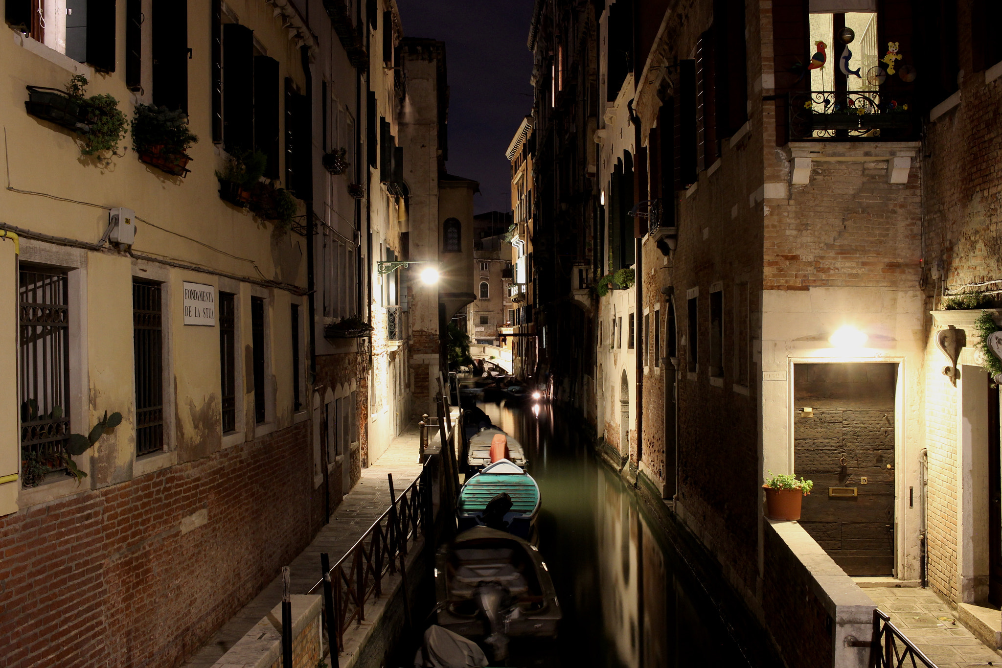 Canon EOS 600D (Rebel EOS T3i / EOS Kiss X5) + Canon EF-S 24mm F2.8 STM sample photo. A night in venezia photography