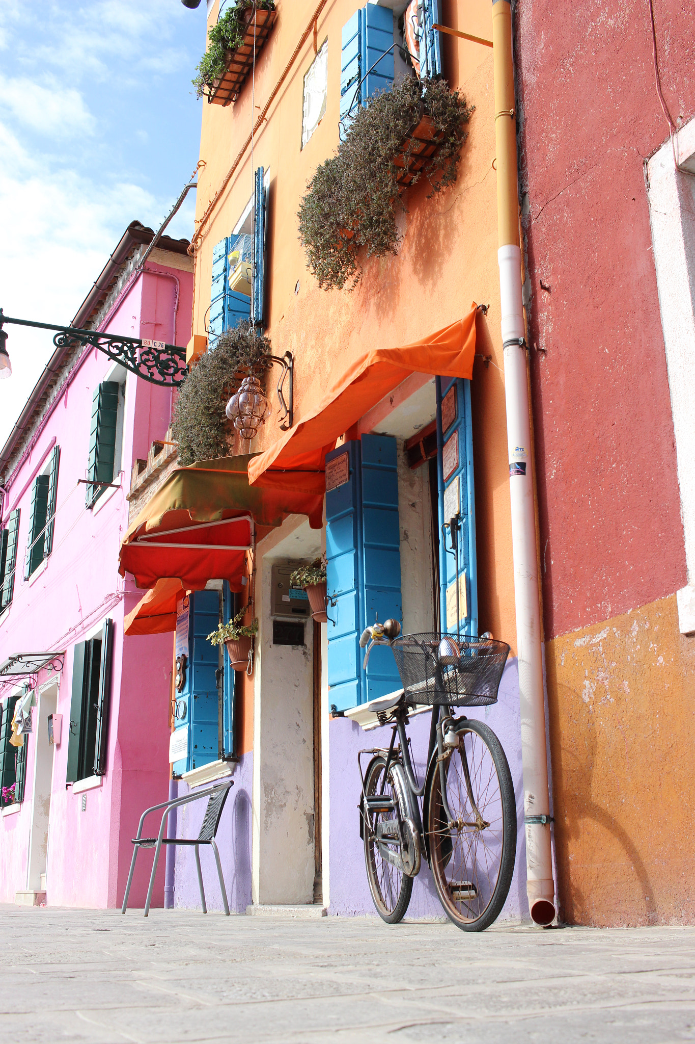 Canon EOS 600D (Rebel EOS T3i / EOS Kiss X5) + Canon EF-S 24mm F2.8 STM sample photo. A street in burano photography