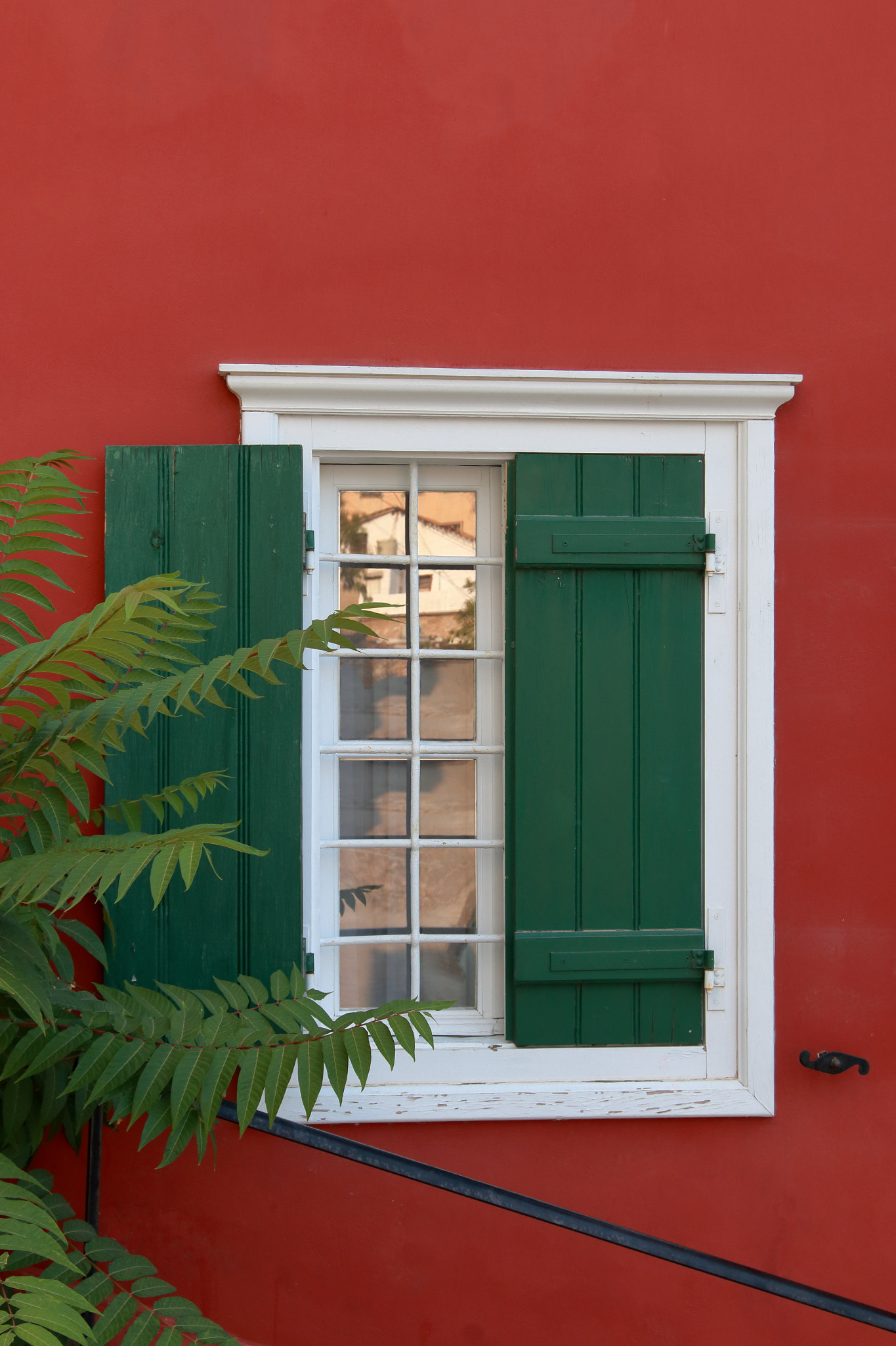 Canon EF 24-85mm F3.5-4.5 USM sample photo. Window on a red wall photography