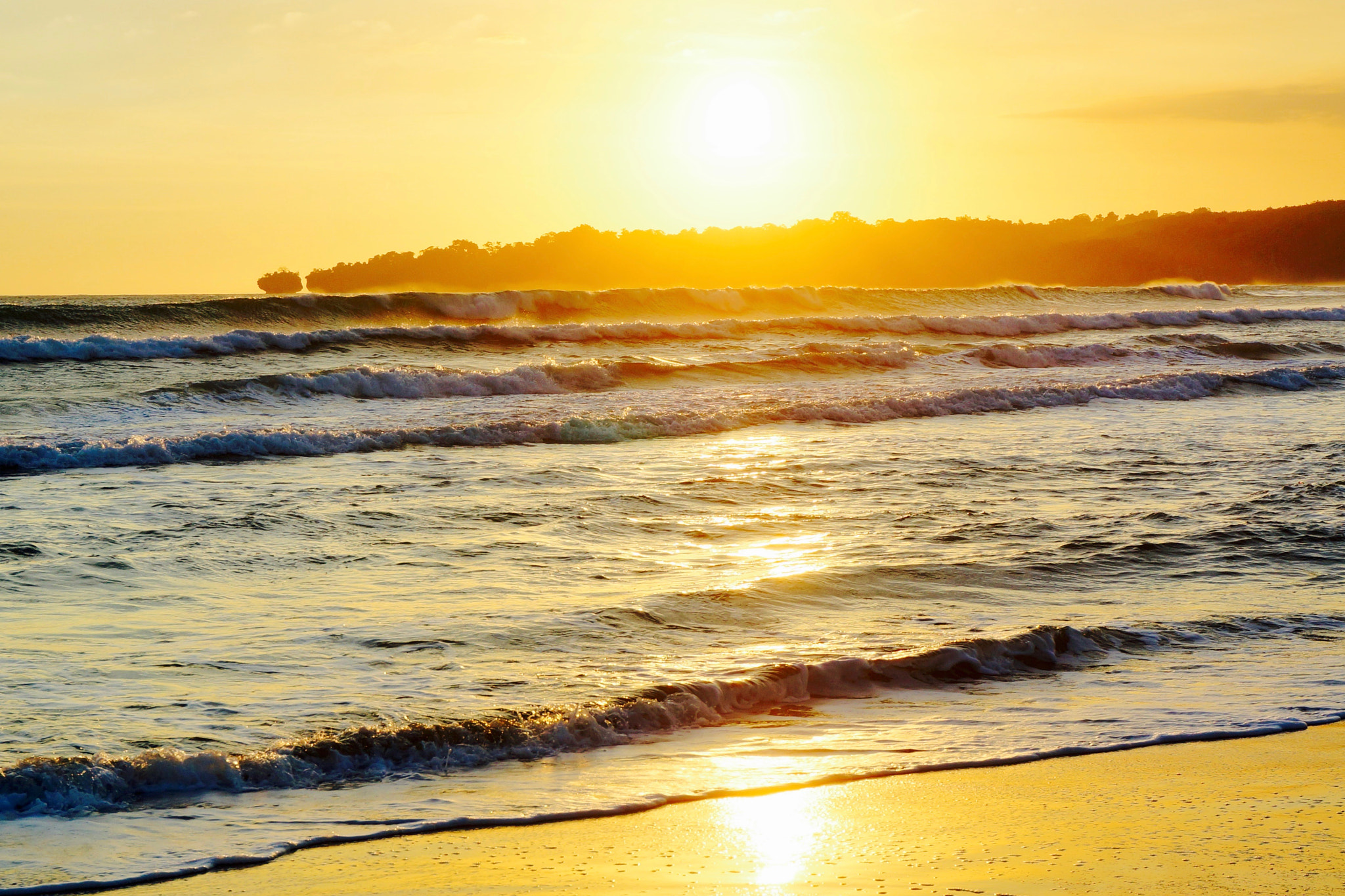 Sony Alpha NEX-5R + Sony E 18-50mm F4-5.6 sample photo. Waves at sunset photography