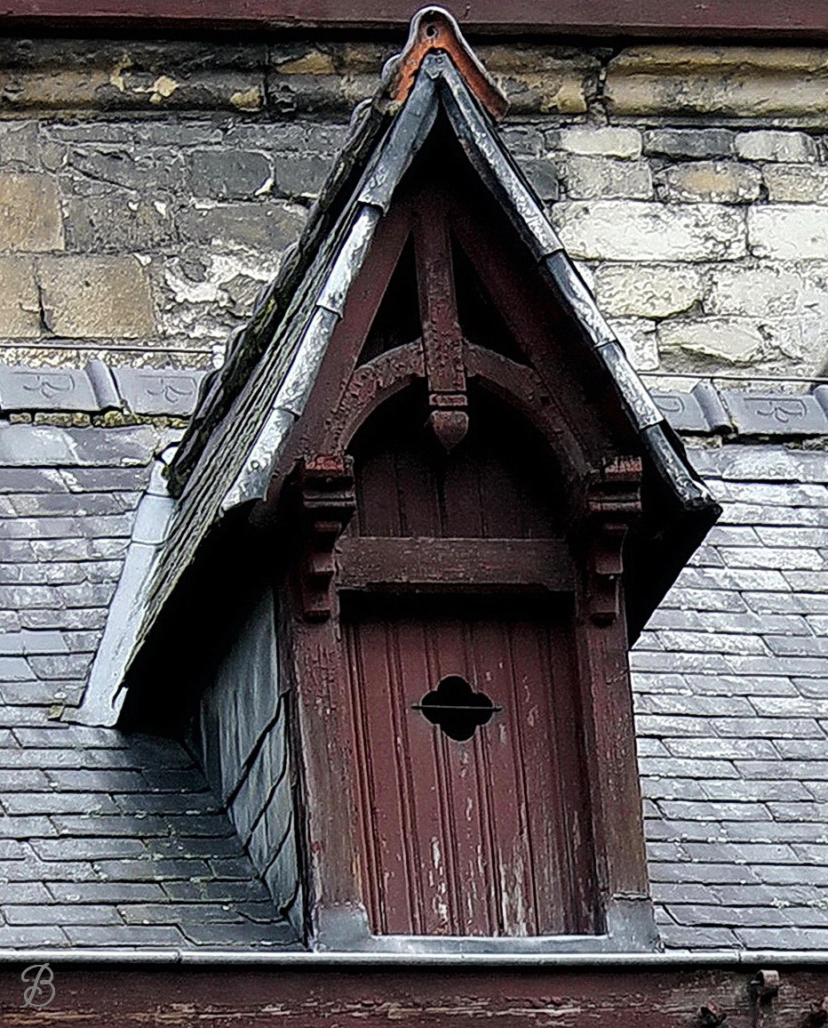 5.6 IS sample photo. A church for birds photography