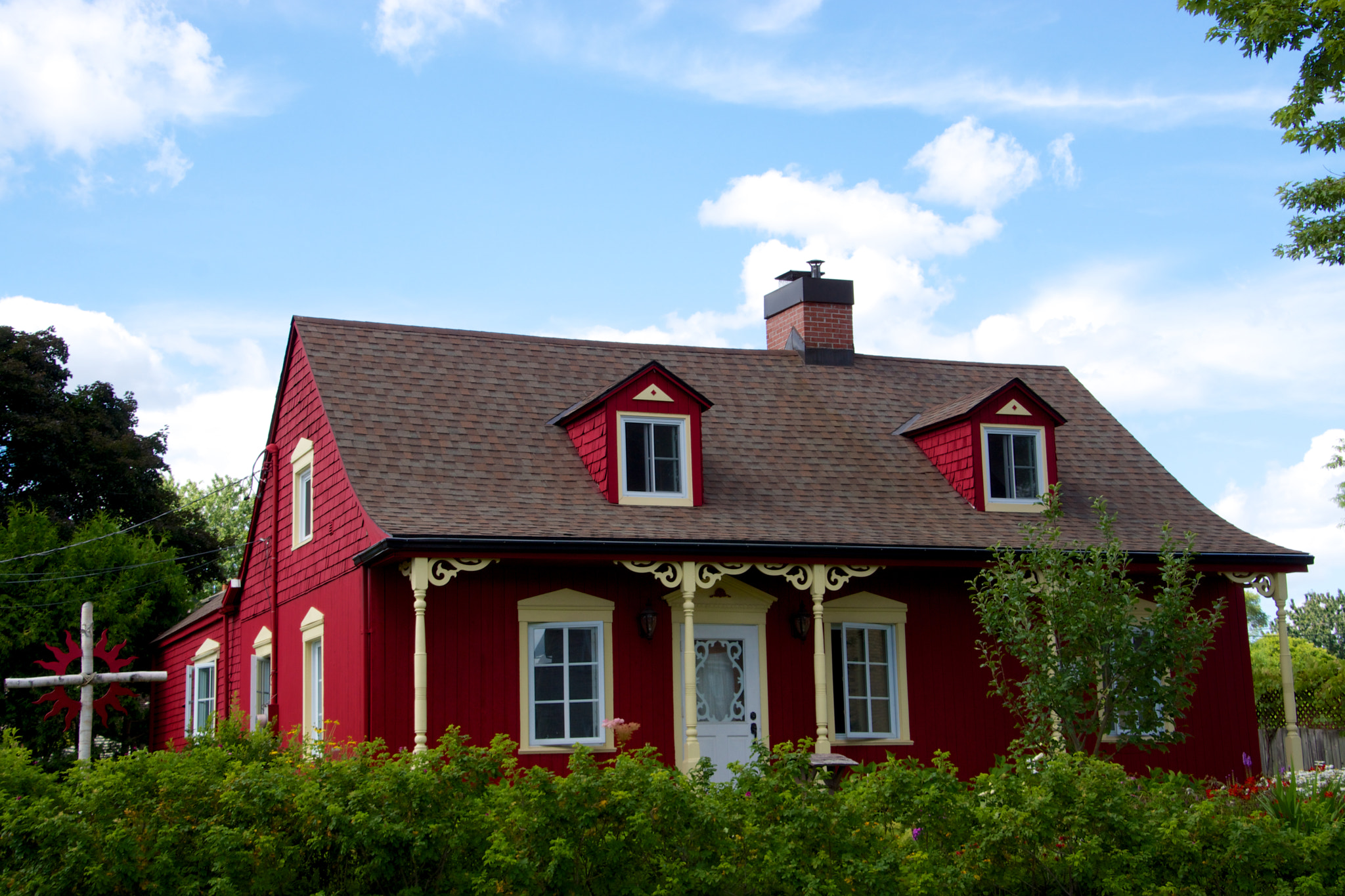 Tamron 18-270mm F3.5-6.3 Di II PZD sample photo. Old house - vieille maison photography