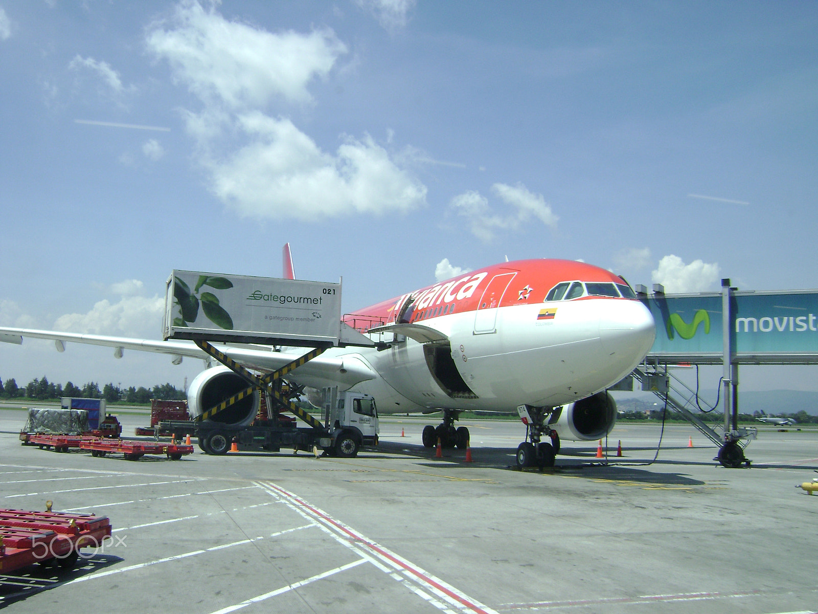 Sony DSC-S700 sample photo. Airplane cargo photography