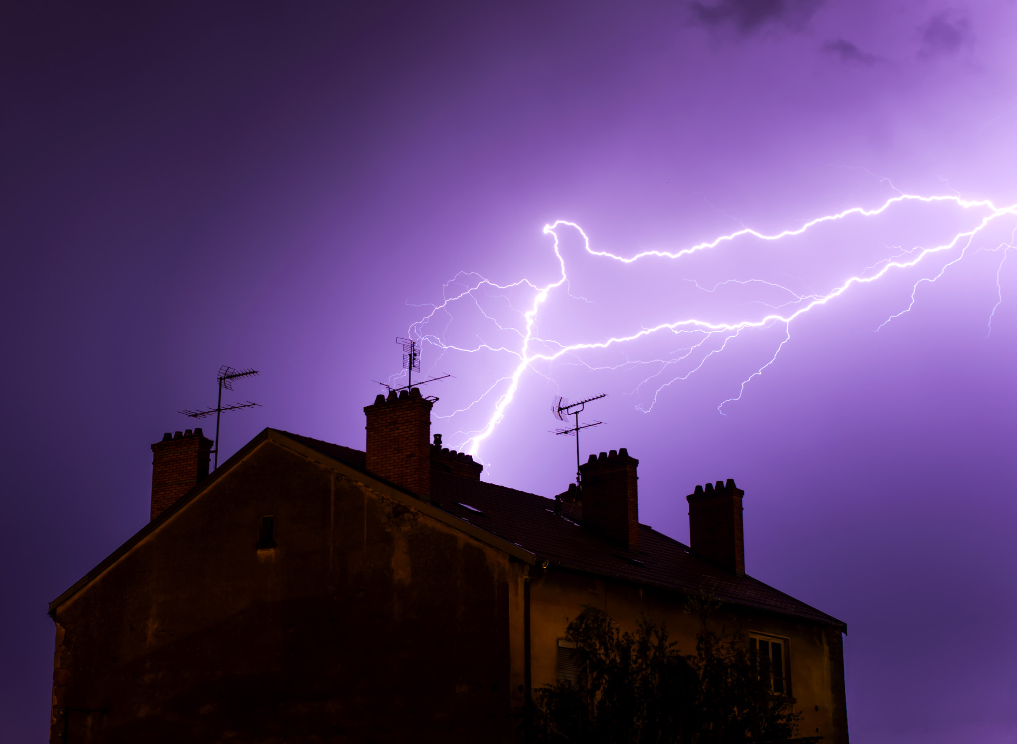 Pentax K-r + Pentax smc DA 35mm F2.4 AL sample photo. Lightning strikes photography