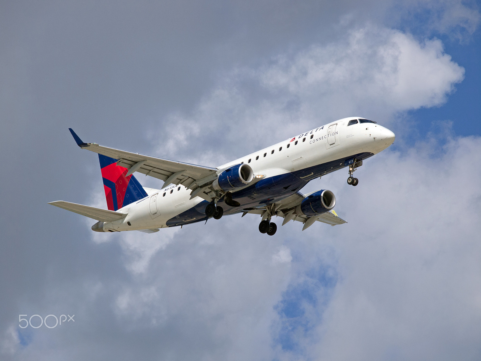 Olympus E-5 sample photo. Delta connection embraer erj-170 photography