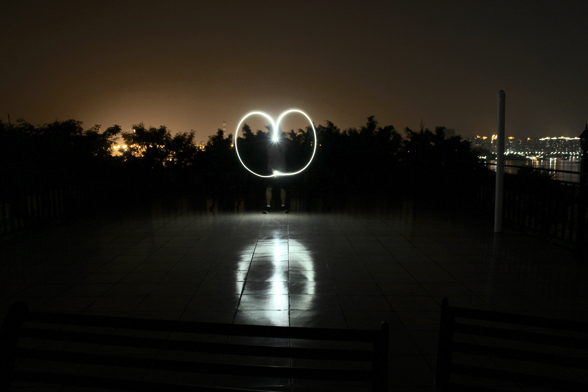 Canon EF-S 18-55mm F3.5-5.6 IS II sample photo. 在旅馆楼顶画的 photography