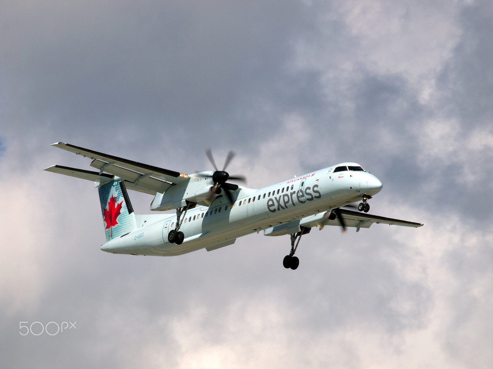 Olympus E-5 sample photo. Air canada express q400 photography