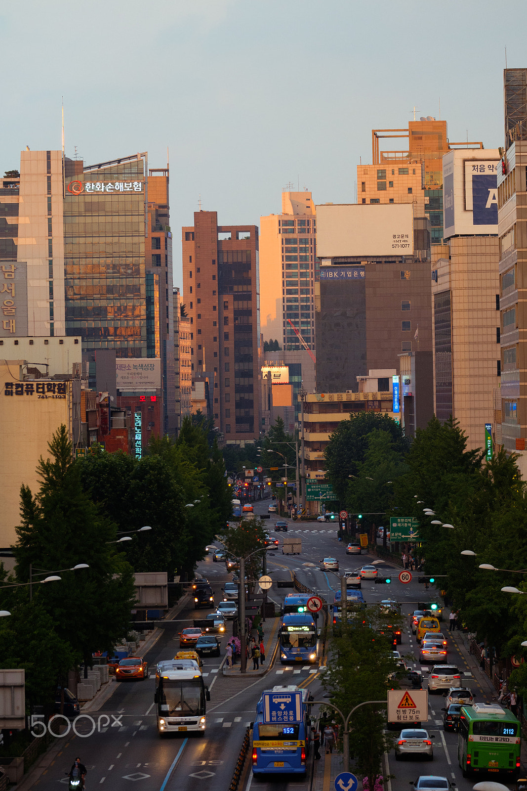 Fujifilm XF 100-400mm F4.5-5.6 R LM OIS WR sample photo. Traffic in jong-no photography