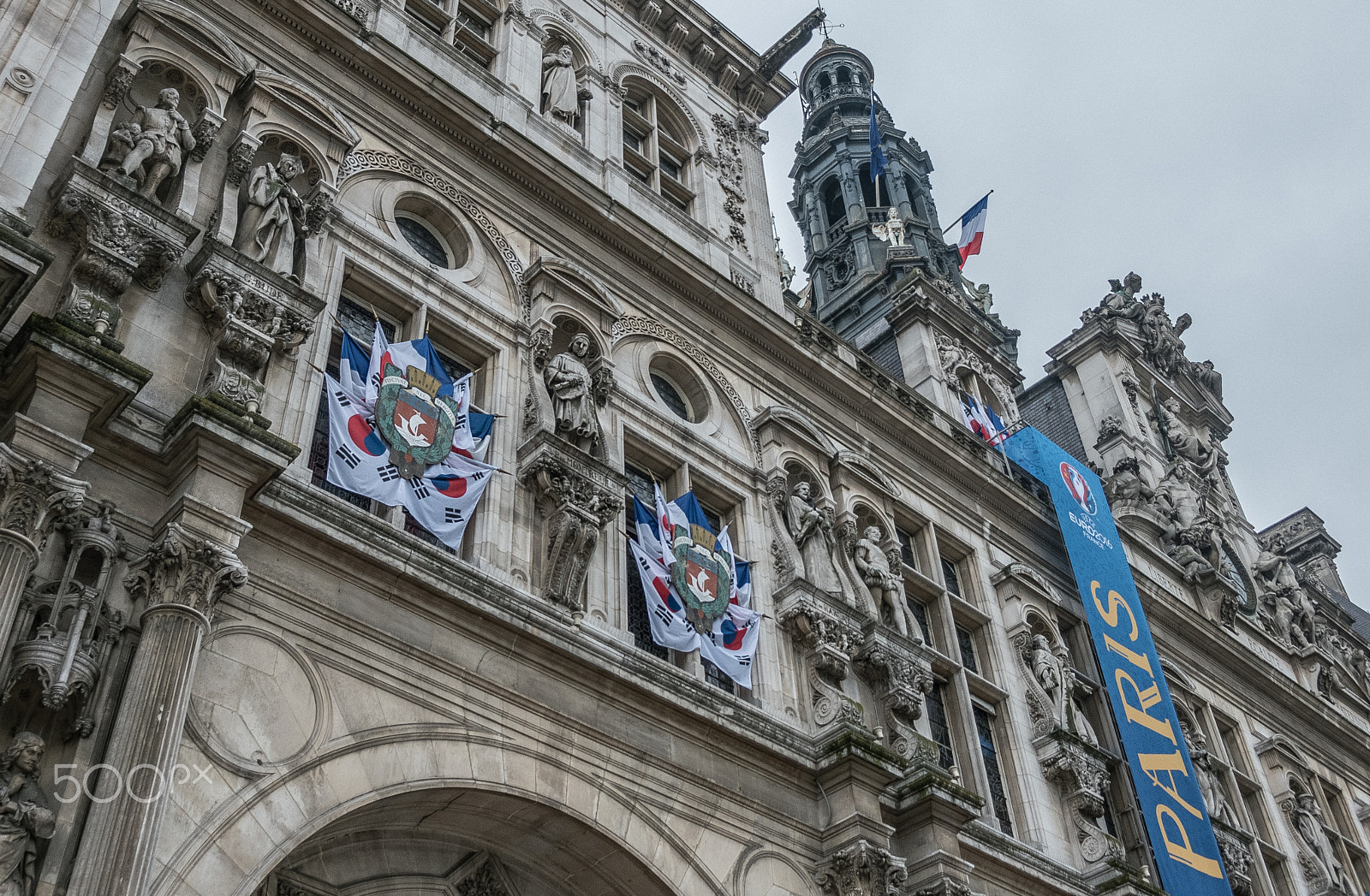 Fujifilm X-A2 + Fujifilm XF 18-55mm F2.8-4 R LM OIS sample photo. Korean flag in paris photography