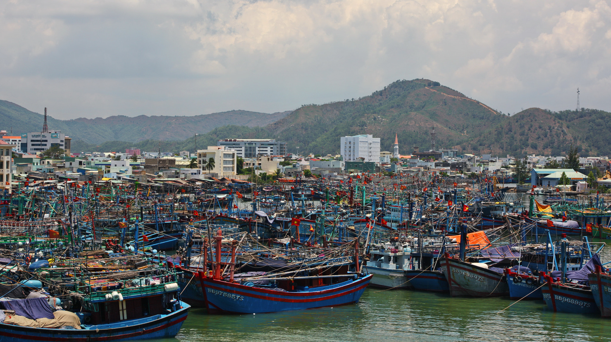 Canon EOS-1Ds Mark III + EF75-300mm f/4-5.6 sample photo. Fishing boats at port of qui nhon photography