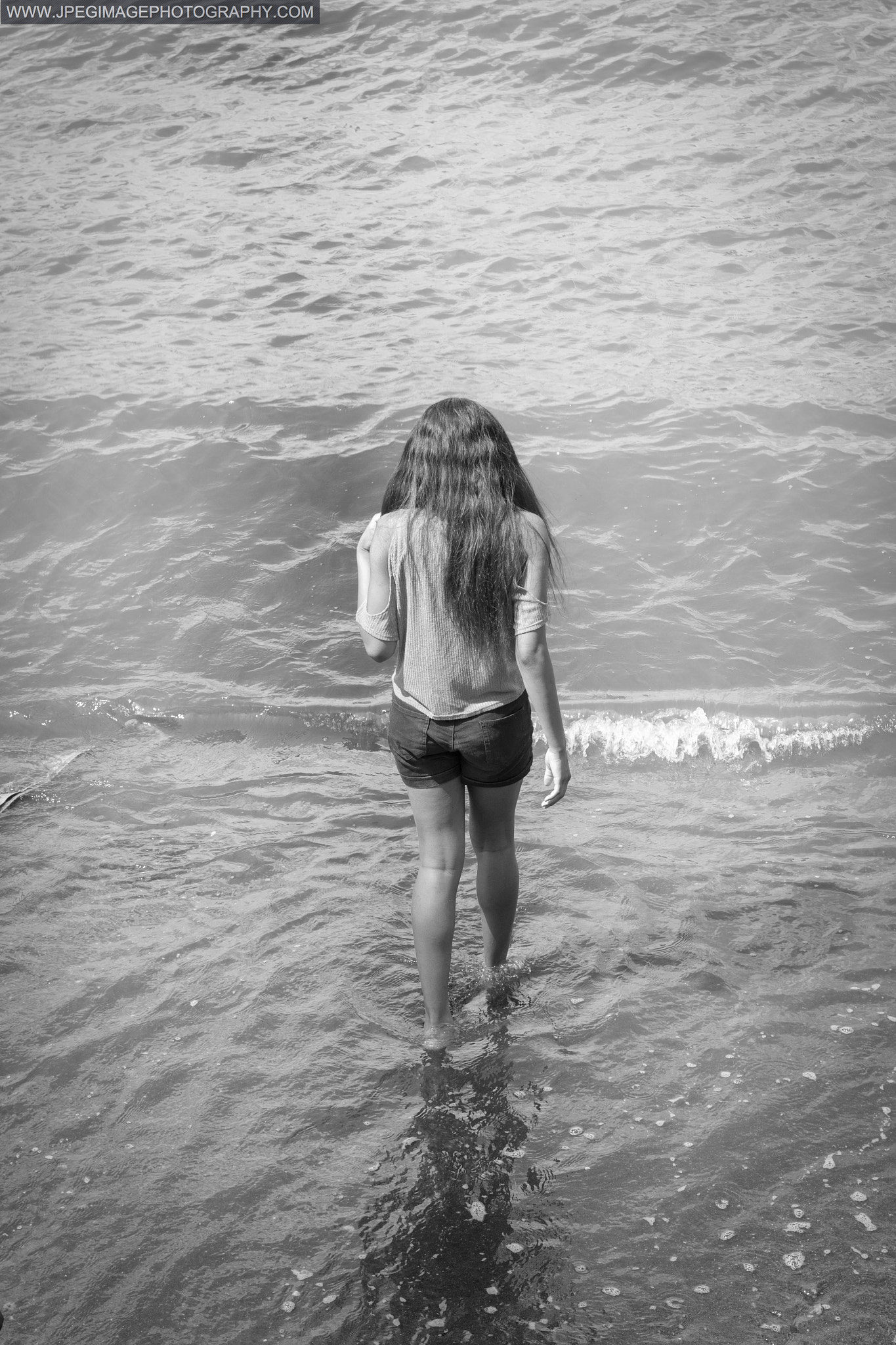 Canon EF 50mm F1.8 II sample photo. Young woman walks into the east river at brooklyn bridge park in dumbo brooklyn, nyc. july 20, 2016 photography