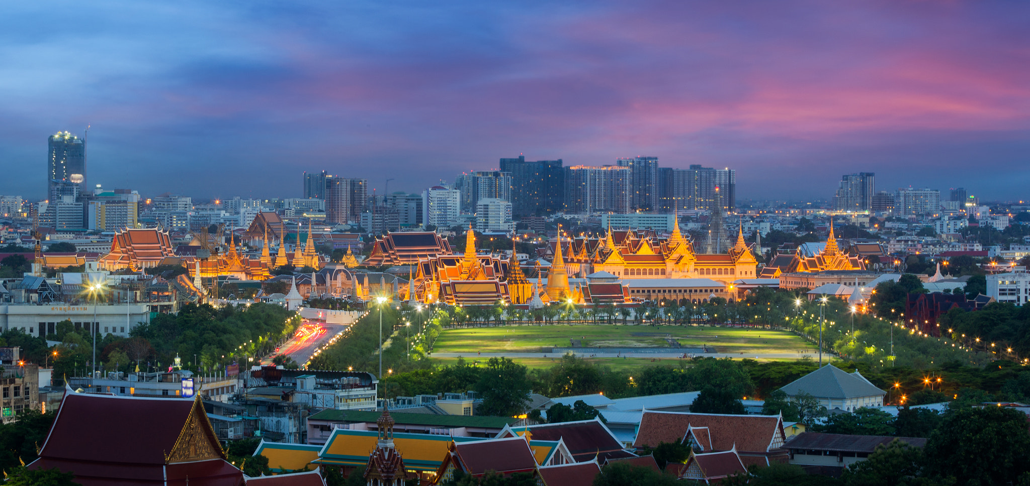 Canon EF 70-200mm F2.8L IS II USM sample photo. Wat prakeaw with city background photography