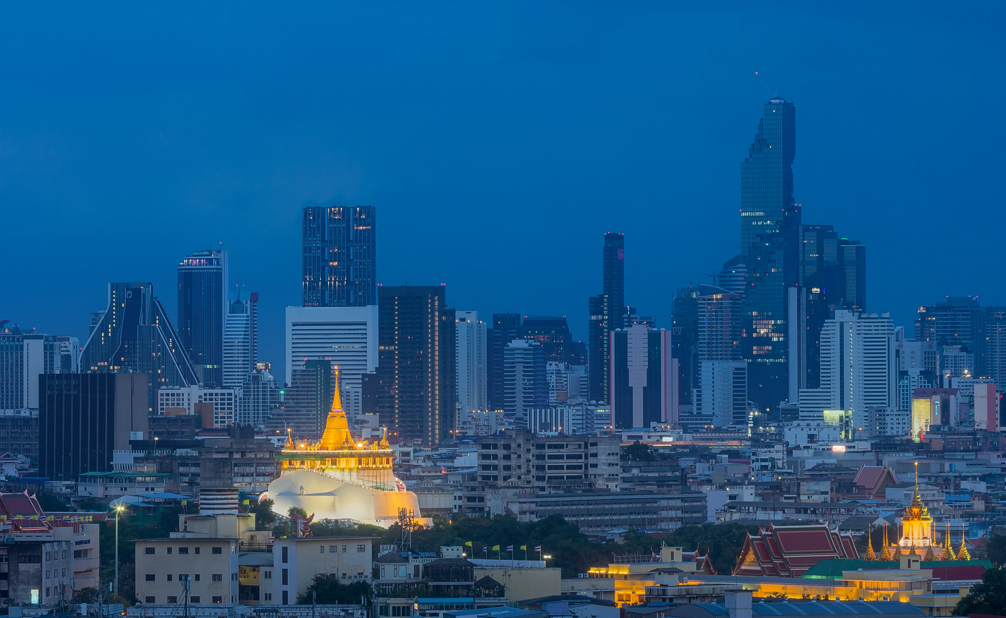 Canon EF 70-200mm F2.8L IS II USM sample photo. Golden mount temple or wat sarket photography