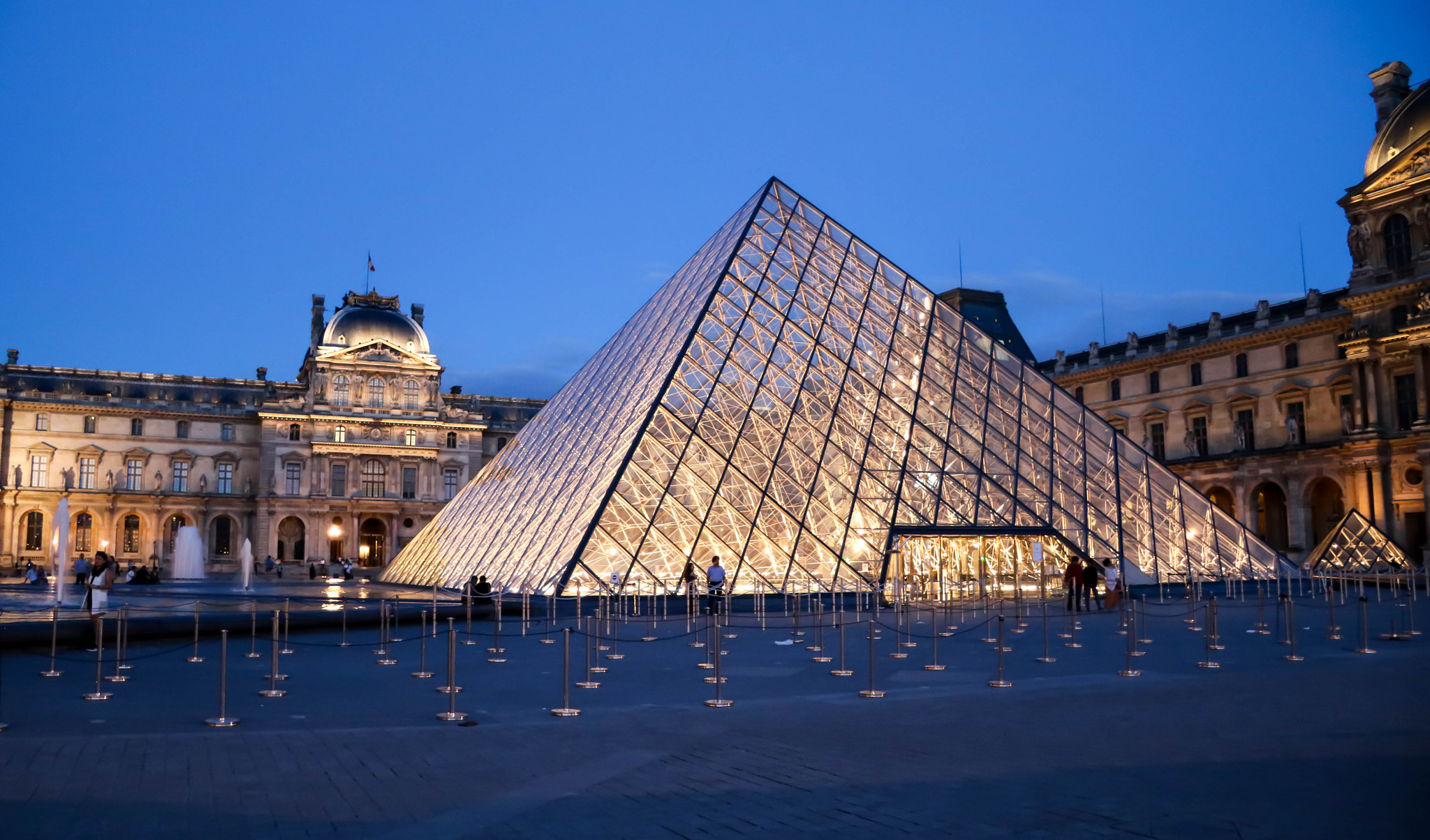 Canon EOS 760D (EOS Rebel T6s / EOS 8000D) + Canon EF-S 17-85mm F4-5.6 IS USM sample photo. Louvre at night photography