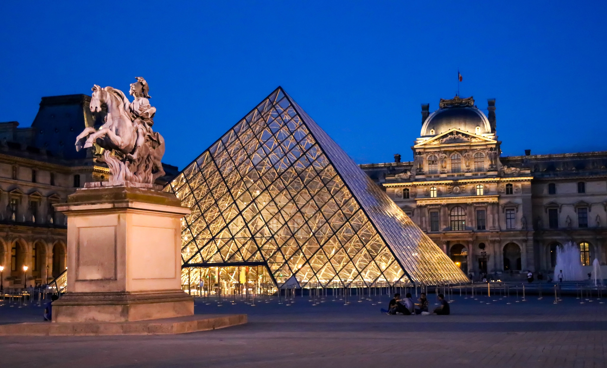 Canon EOS 760D (EOS Rebel T6s / EOS 8000D) + Canon EF-S 17-85mm F4-5.6 IS USM sample photo. Blue night on louvre photography