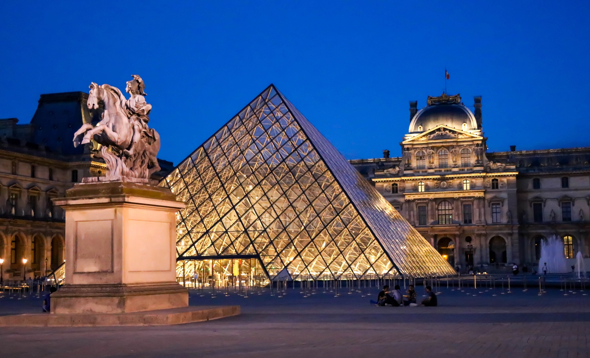 Canon EF-S 17-85mm F4-5.6 IS USM sample photo. Blue night on louvre photography