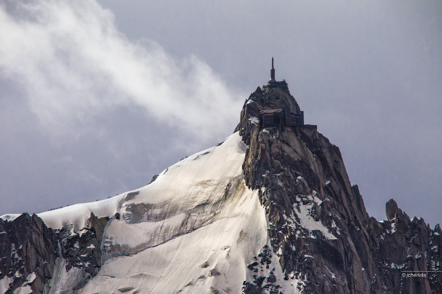 Sigma 150-500mm F5-6.3 DG OS HSM sample photo. Los alpes:expedicionarios suben a aiguille du midi photography