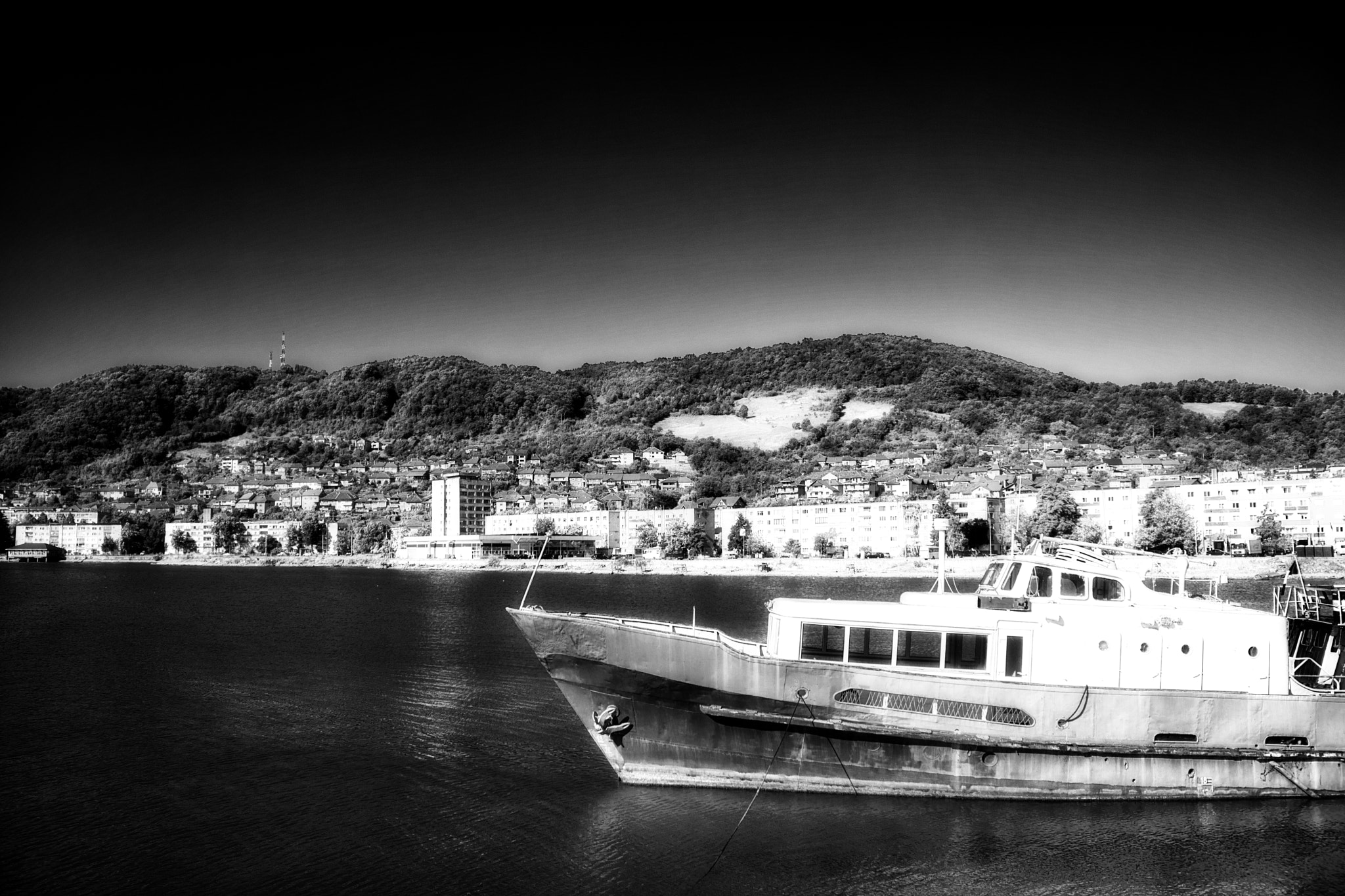 Canon EOS 750D (EOS Rebel T6i / EOS Kiss X8i) sample photo. On dark waters photography