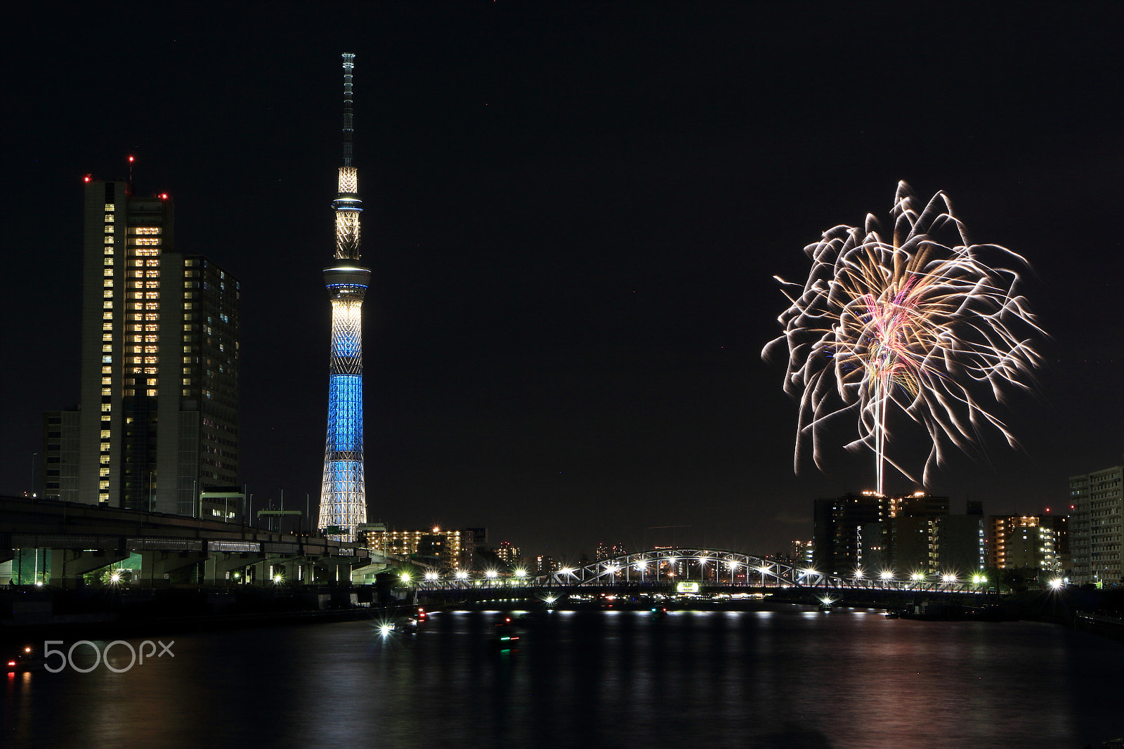 Canon EOS 700D (EOS Rebel T5i / EOS Kiss X7i) sample photo. Fireworks on sumida river photography
