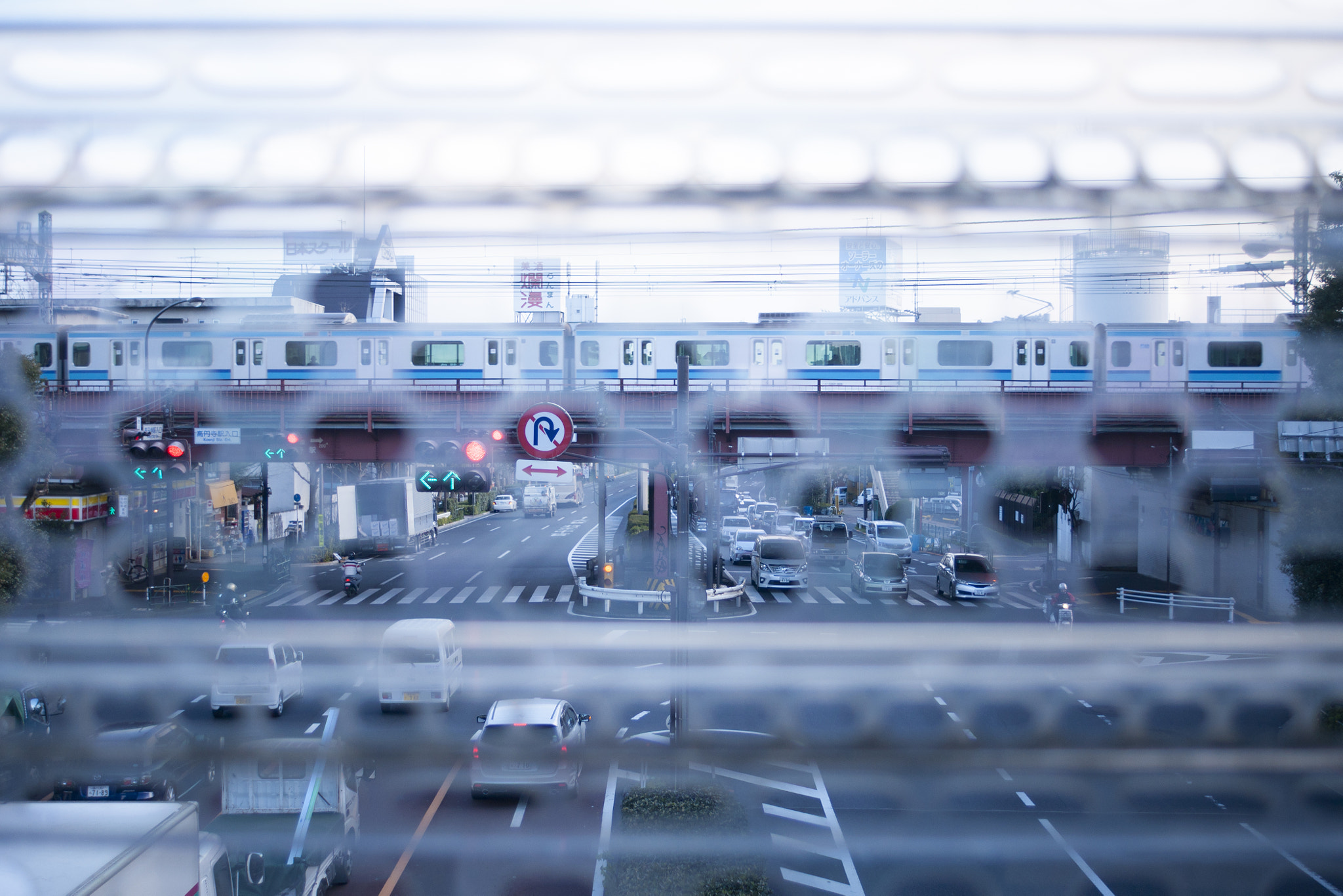 Sony Alpha DSLR-A700 + Sony DT 30mm F2.8 Macro SAM sample photo. Tokyo : chasing someone photography