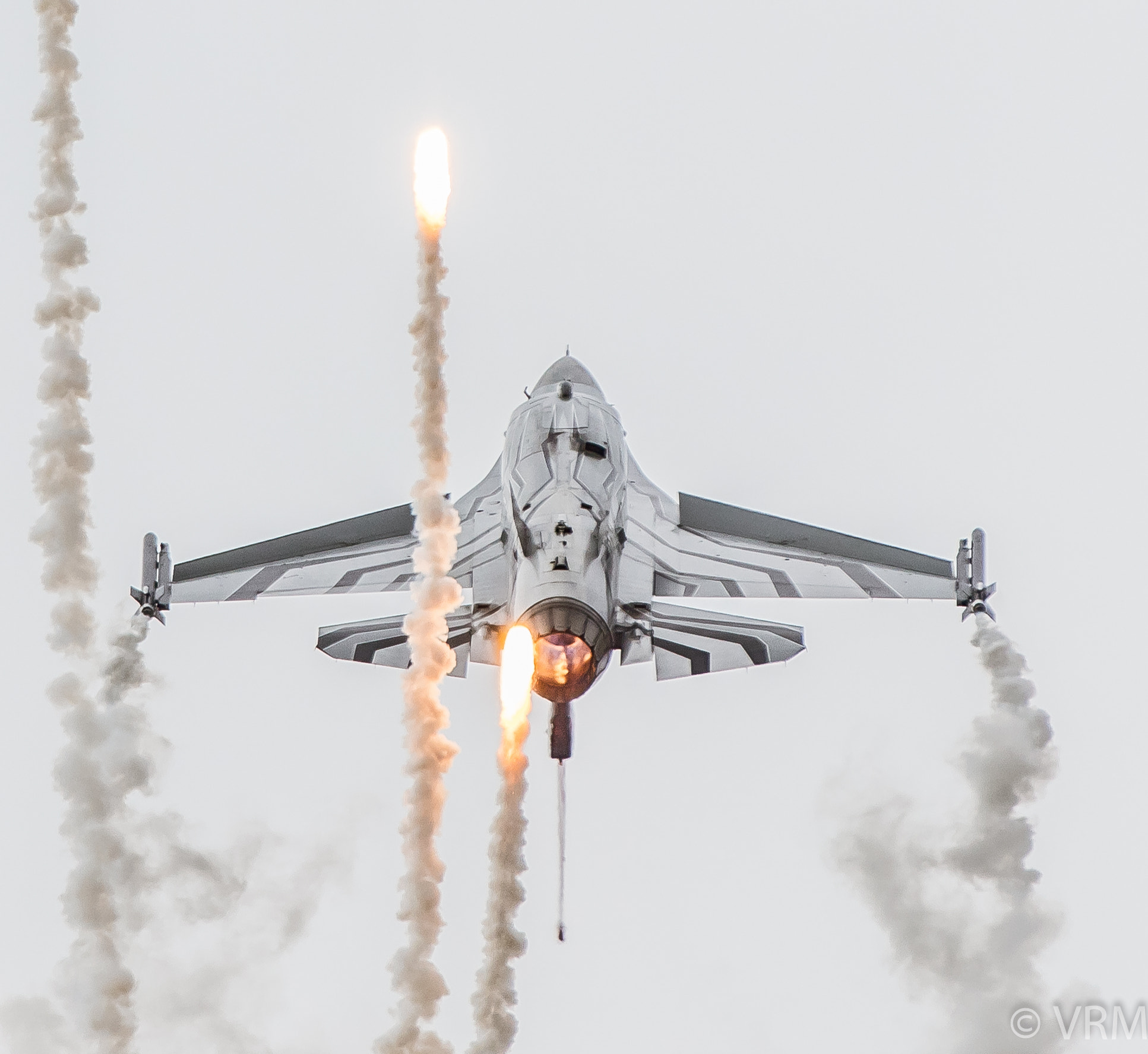 Canon EF 70-200mm F2.8L IS II USM sample photo. F16 releasing flares photography